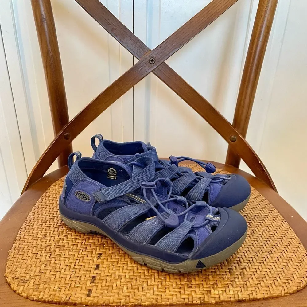 Keen purple adjustable purple water shoes size 6